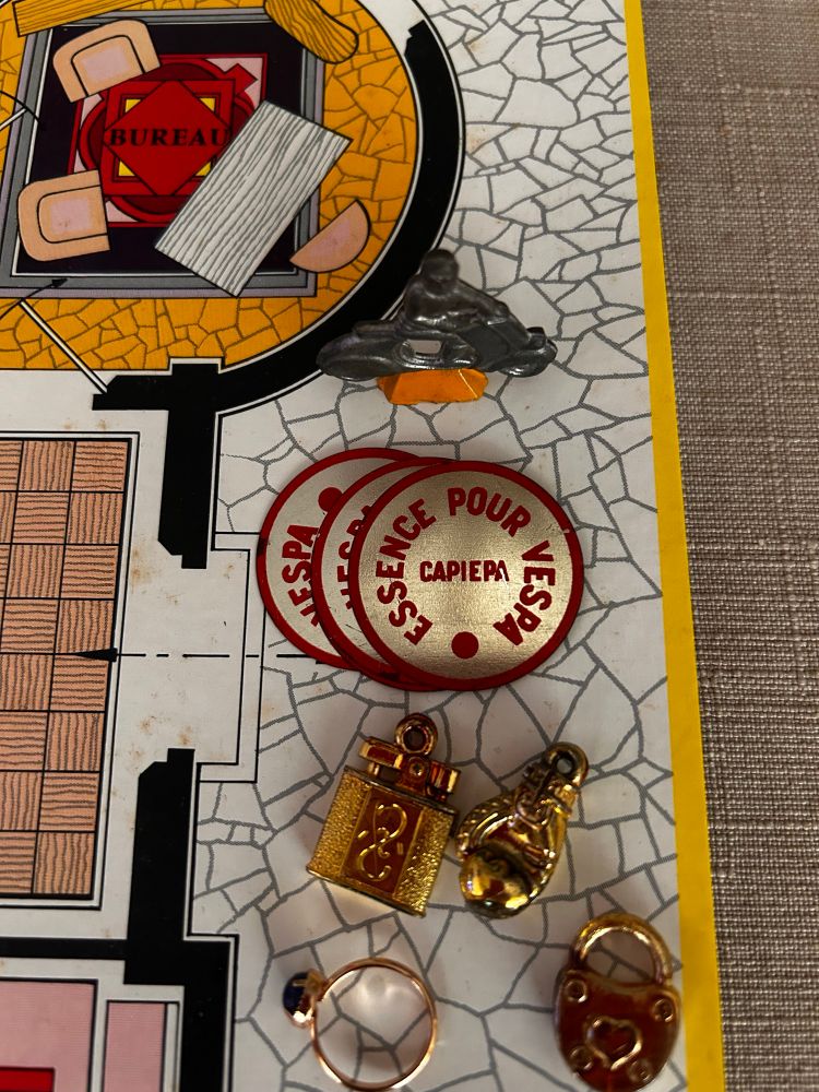 Gros plan sur les jetons essence pour Vespa