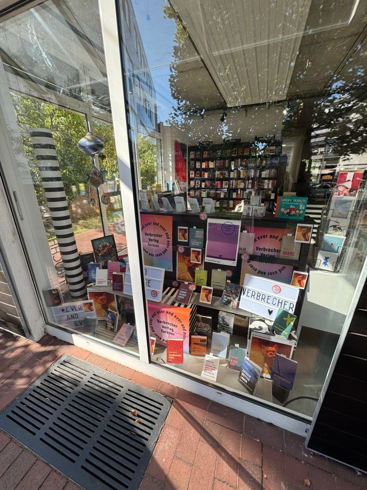 Foto des Schaufenster mit vielen unserer Bücher und Dekomaterial