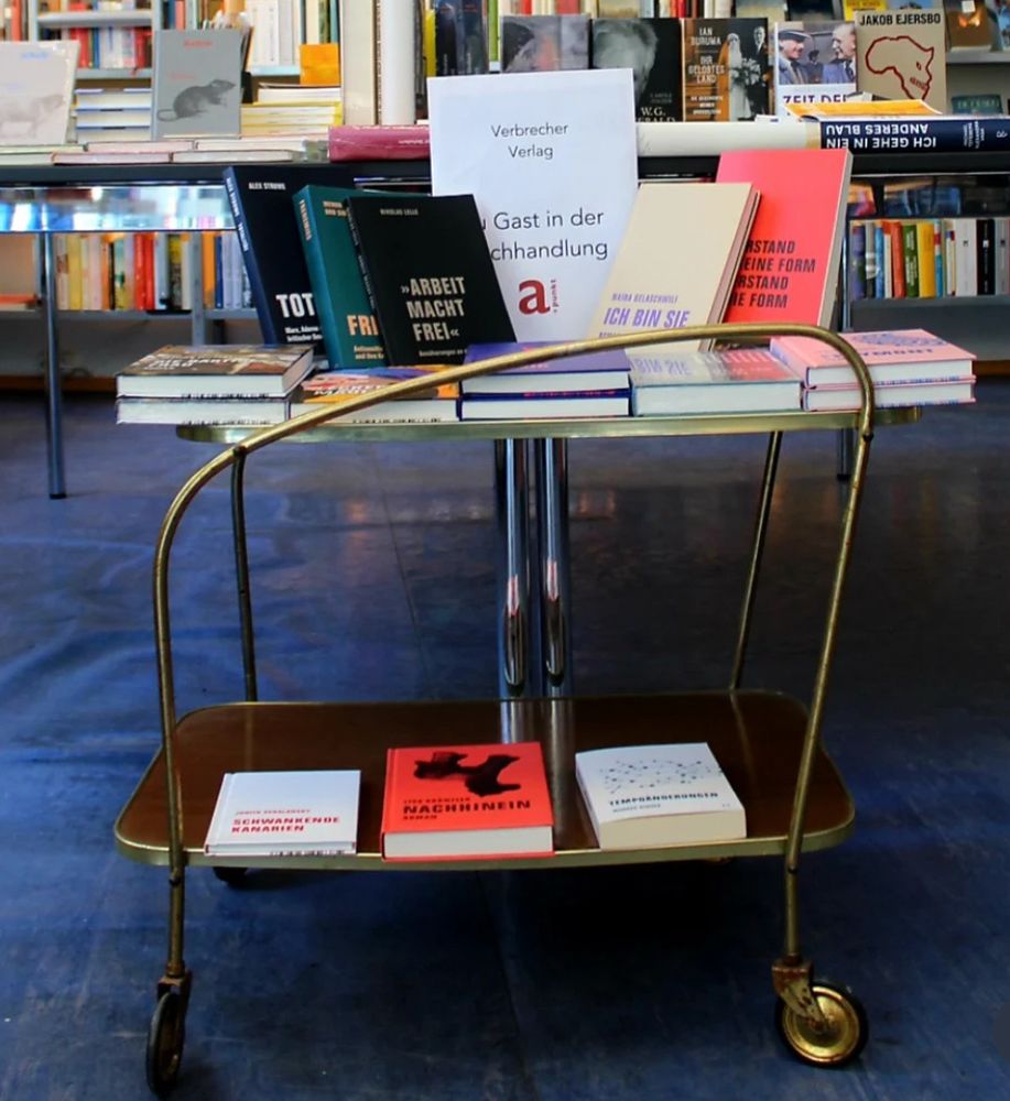 Ein schöner alter Buffettisch, darauf viele Bücher aus unserem Verlag.