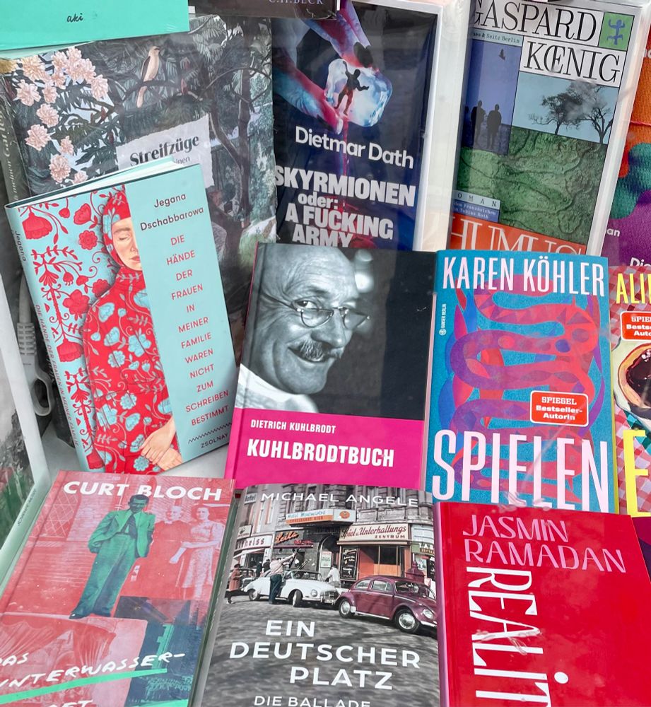 Das „Kuhlbrodtbuch“ inmitten weiterer Bücher im Schaufenster 