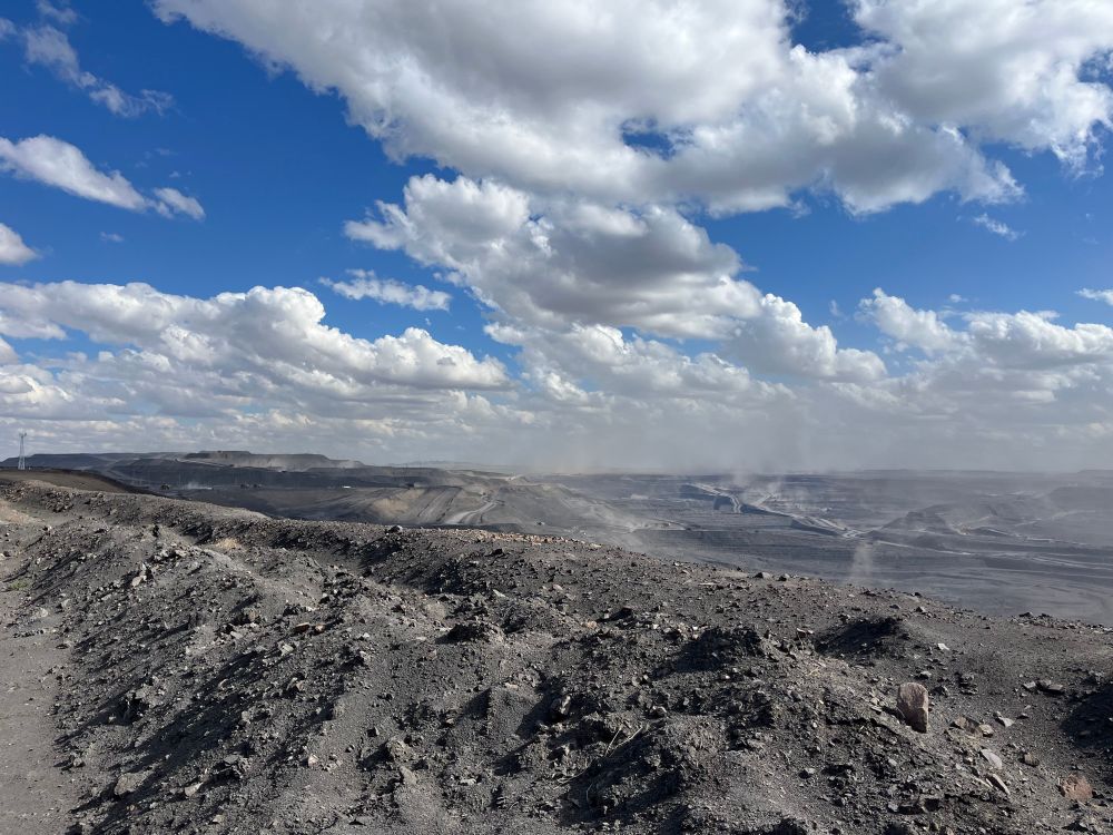 Tavan Tolgoi Coal Mine, eine der größten Kohle-Minen der Welt in der Südgobi, mehrheitlich betrieben vom Staatsbetrieb Erdenes MGL (ca. 30 % der mongolischen Gesamtkohleförderung), die alles, was gefördert wird, direkt per Bahn und Lastwagen nach China sendet.
