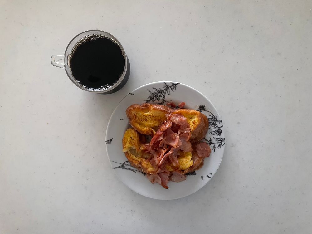 アイスコーヒー、ベーコンを乗せたフレンチトースト