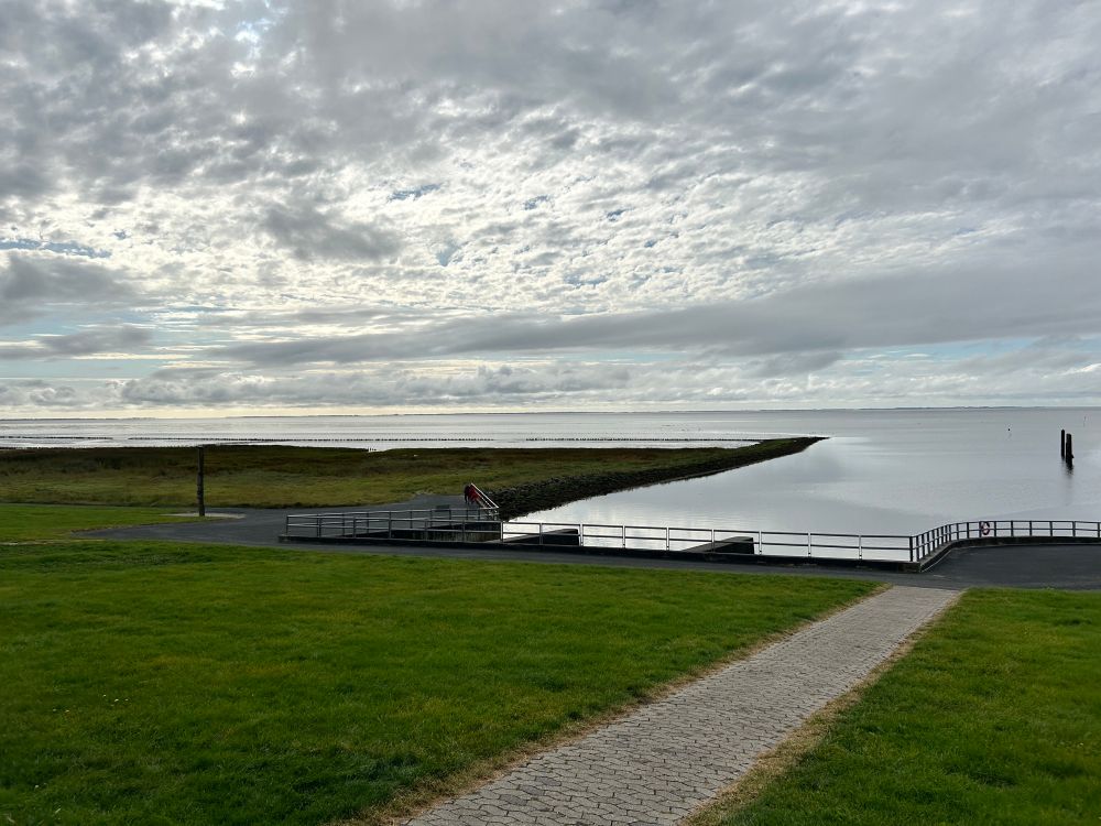 Das Flussende ist zur Nordsee hin in Mauern gefasst und kanalisiert. Rundherum ist Wiese