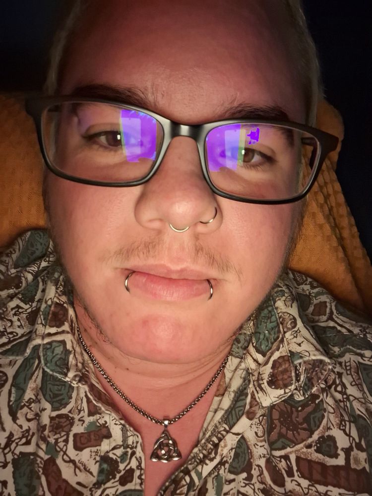 Photo de moi de face, pour montrer ma pilosité faciale. J'ai un début de moustache et de barbe, pas très fournie.