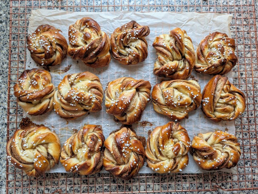 A grid of three by five twisted style Swedish buns
