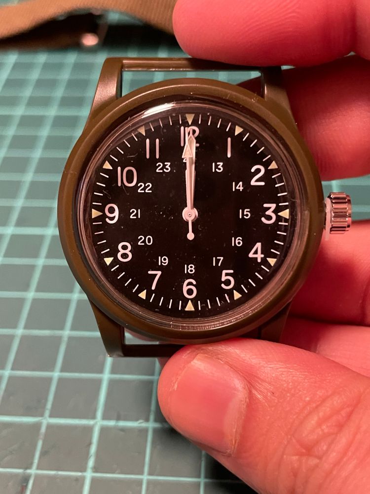 短針・長針・秒針が12時に合ったところでリュウズを引いて時計を止める。ストッパーを戻しておくと作業中に時計が動かない。