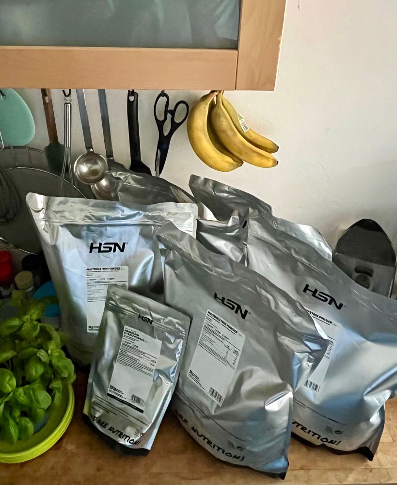 4 große silberne 3kg Tüten von HSN mit Maltosextrin und 1 kleine 0,5 kg Tüte Magnesium-Citrat auf Küchenplatte stehend