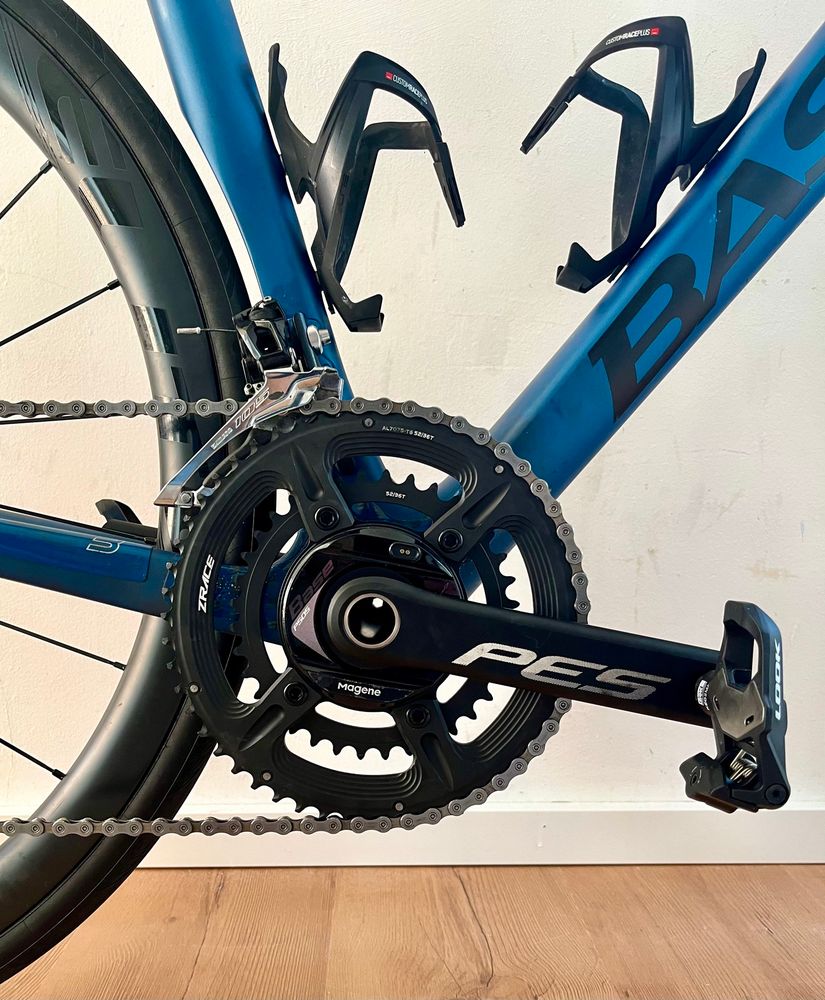 Blick auf Magene Kurbel samt Powermeter an blauem Rennrad-Rahmen