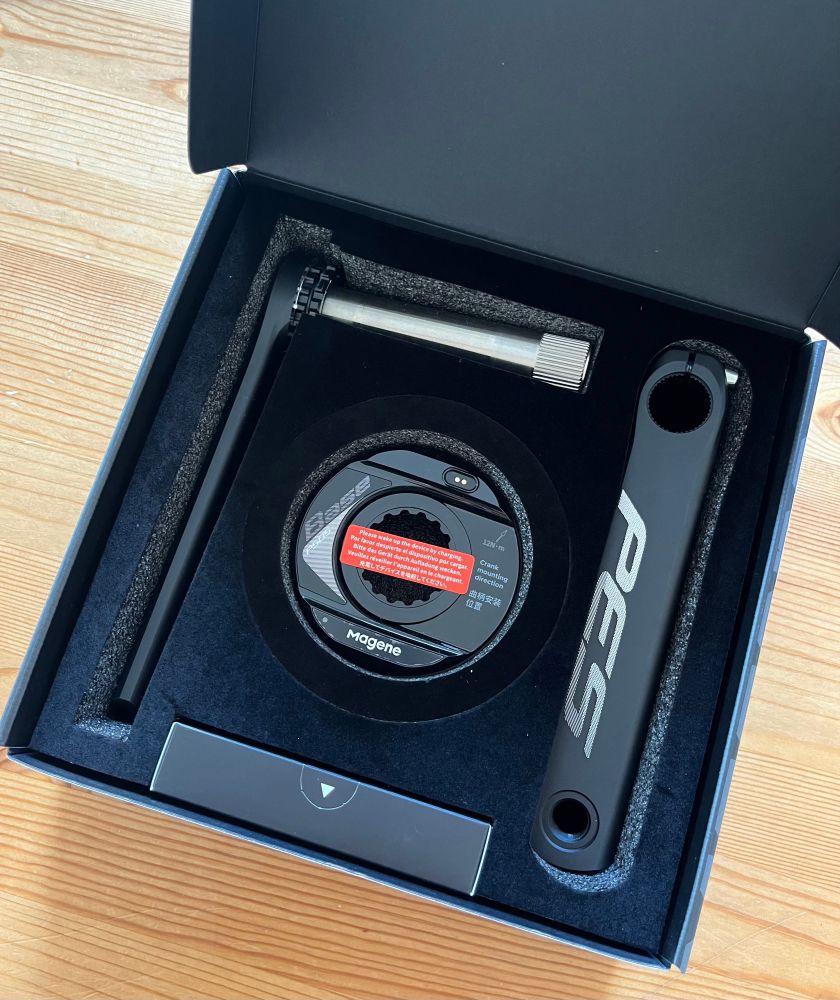 Geöffnete Schachtel mit Draufsicht auf Magene Powermeter