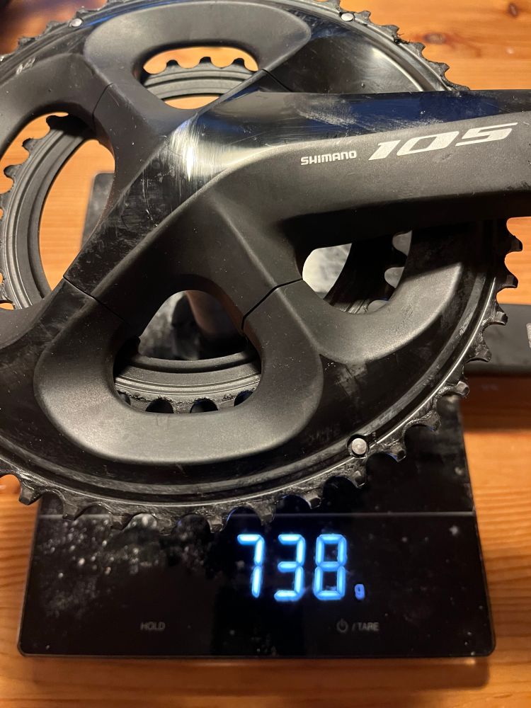 Shimano 105 Kurbel mit Kettenblättern auf einer Digitalwaage, die 738g anzeigt 