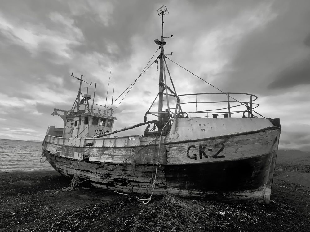 Black and white image of a ship wrecked on the Icelandic coast.