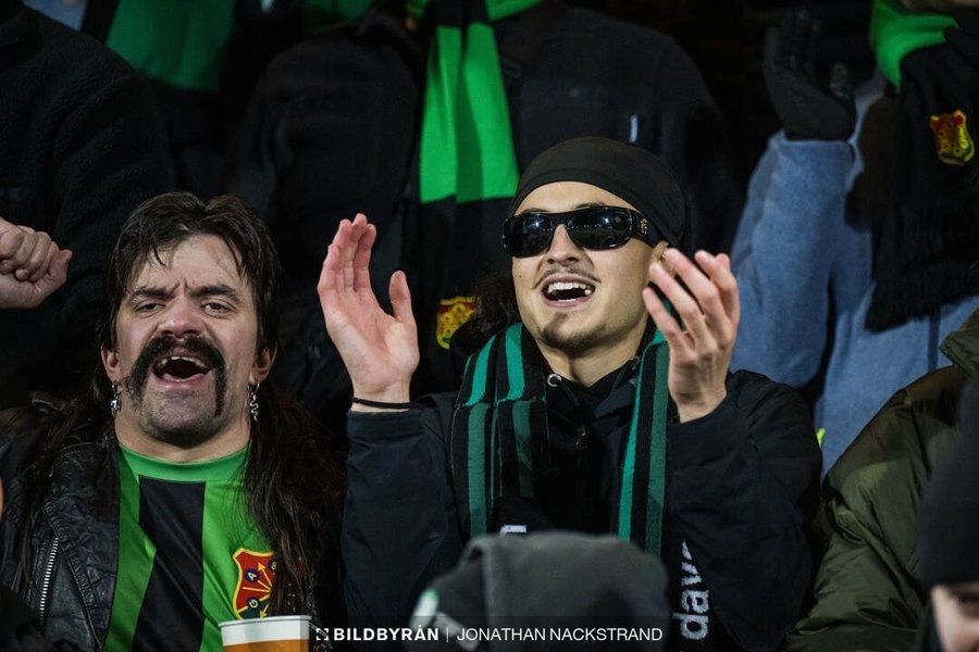 Metall-Mats bredvid en lirare i laget Gais .