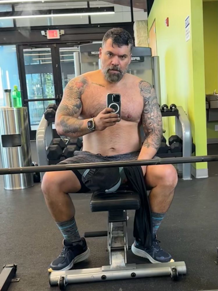 Lunch time work out, love empty gyms. 