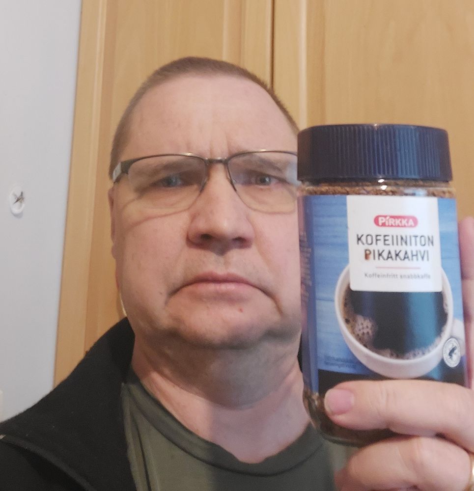Kahviaddikti kauhistelee, kun tuli juoneeksi kofeiinitonta kahvia.