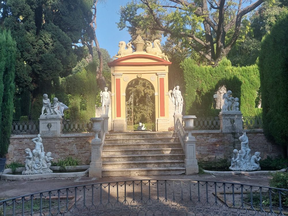 Monforte Garden. An archway surrounded by five statues