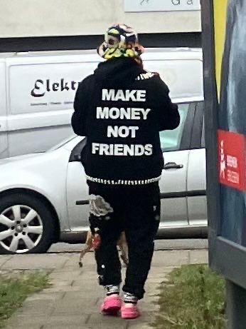 hinten auf einer jacke steht MAKE MONEY NOT
FRIENDS