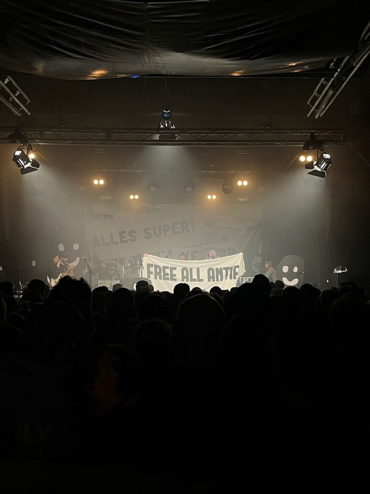 free all antifas steht auf einem transparent auf der team scheisse bühne