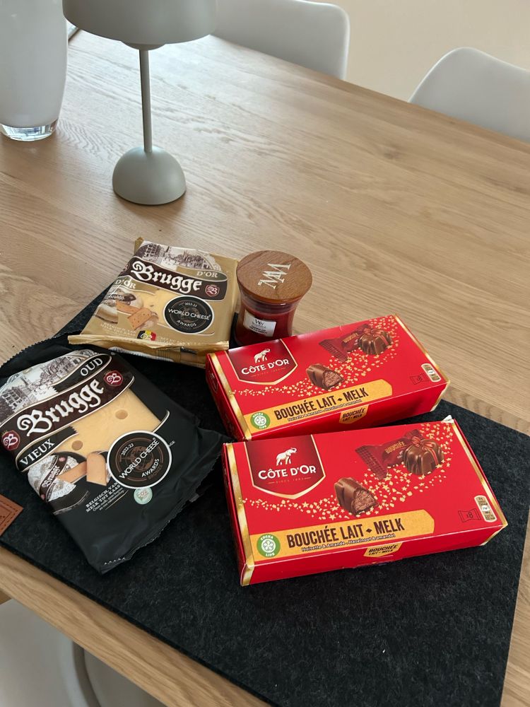 Schokolade, Käse und eine Duftkerze