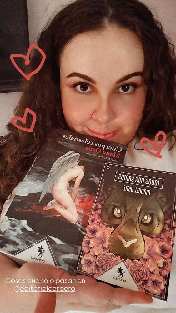 Una selfie de mí con cara muy cuca sosteniendo dos novelitas de Manuel Ortiz. Todos mis santos y Cuerpos celestiales.