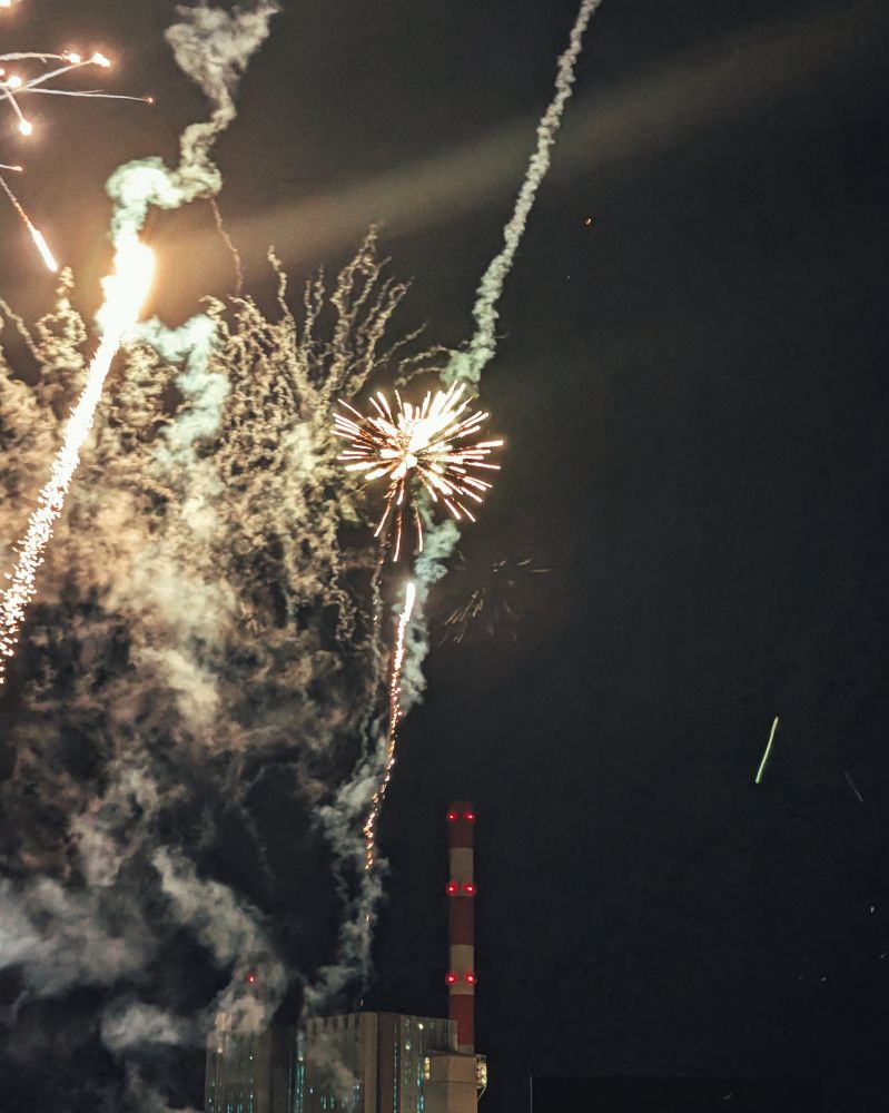La centrale sous le feu d'artifice.