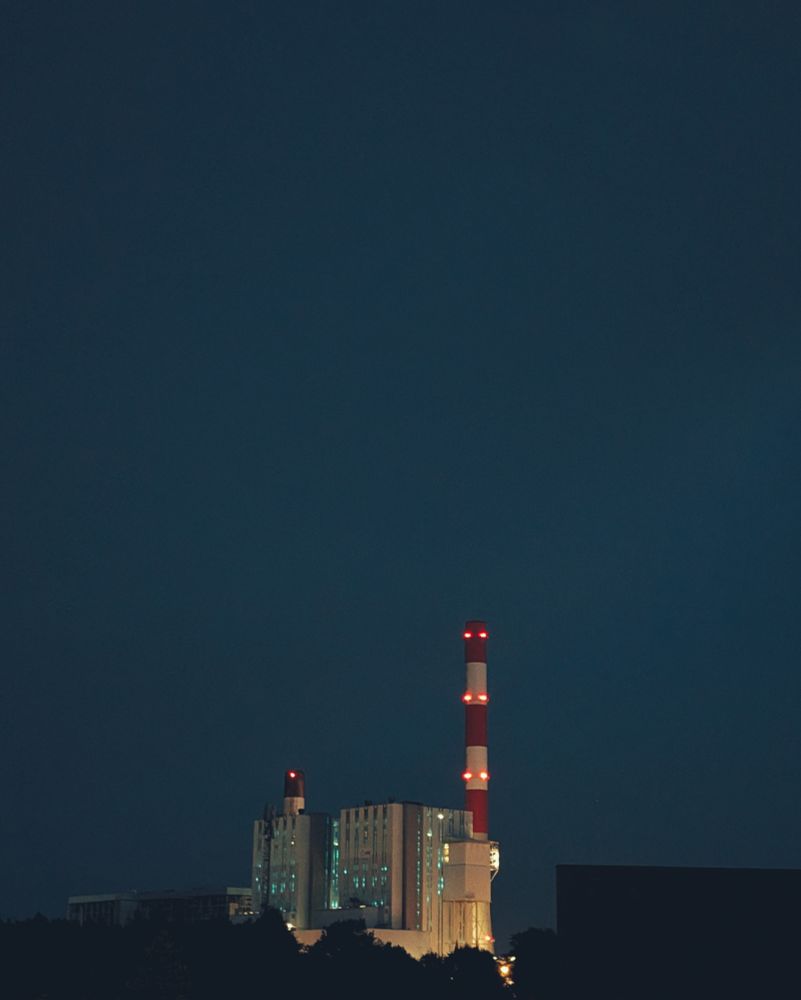 La centrale, de nuit, sans artifice.