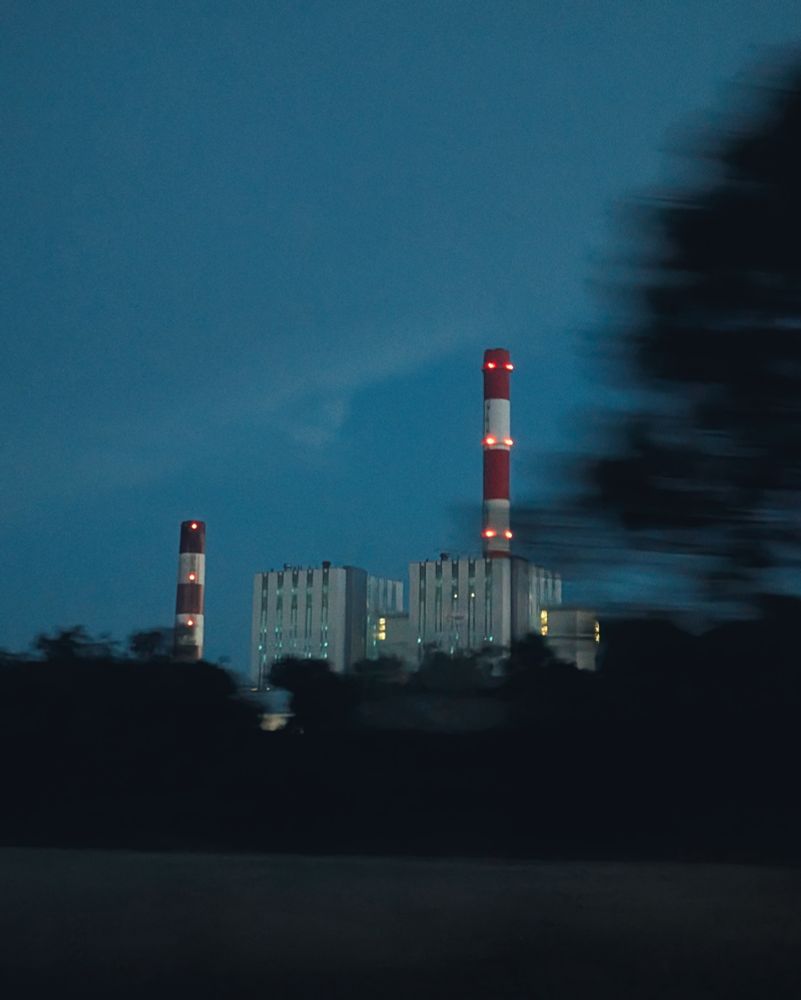 La centrale, de nuit, avec un flou de bouger car je la photographie depuis le siège arrière d'une voiture.