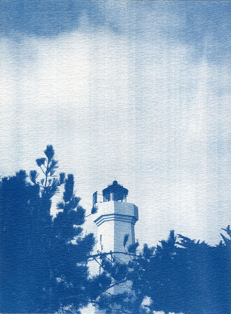 Cyanotype du phare du Grouin du Cou à La Tranche-sur-Mer qui surgit parmi les arbres.