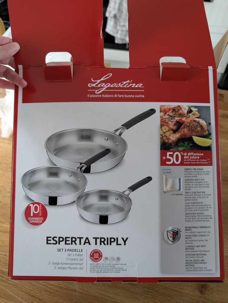 Le carton des poêles.