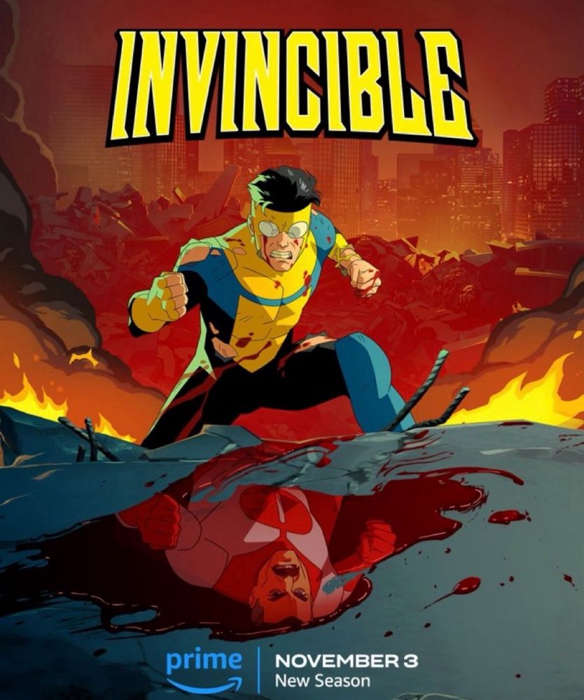 Affiche présentant le super hero INVINCIBLE dans son costume noir/bleu/jaune.
le personne adopte une posture d attaque, il se tient devant une flaque de sang qui reflete l image de son père. De flammes autour de lui, des debris de
bétons. En arriere plan, une ville