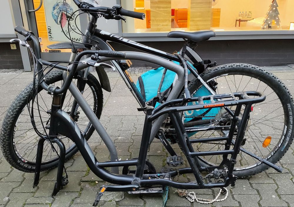 Angeschlossenes Fahrrad, bei dem die Räder fehlen