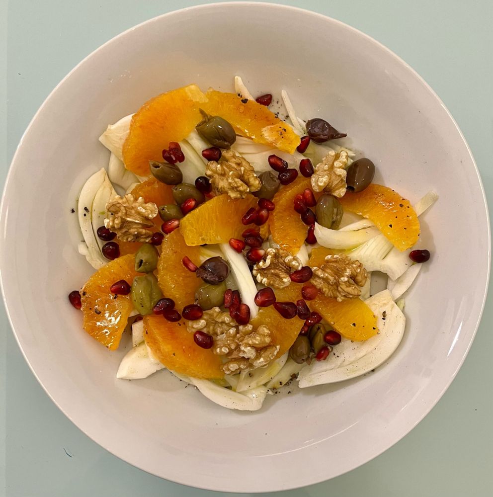 Insalata di finocchi, arancia tagliata al vivo, olive taggiasche, noci, chicchi di melagrana