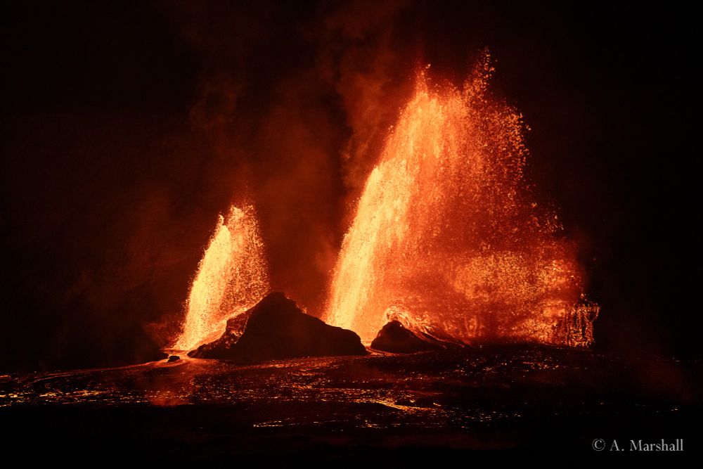 A second smaller fire fountain opened up next to the big one several hours into the eruption.