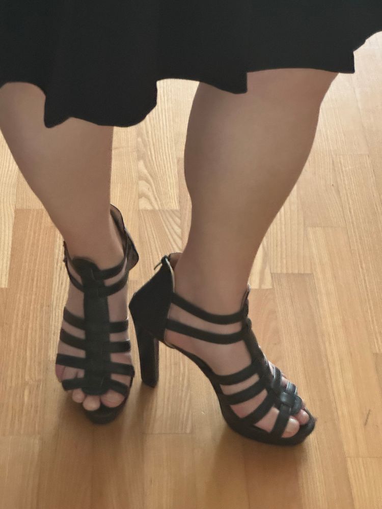 Offene schwarze High Heels mit Bändern über den Füssen. 10 cm Heel Höhe.
