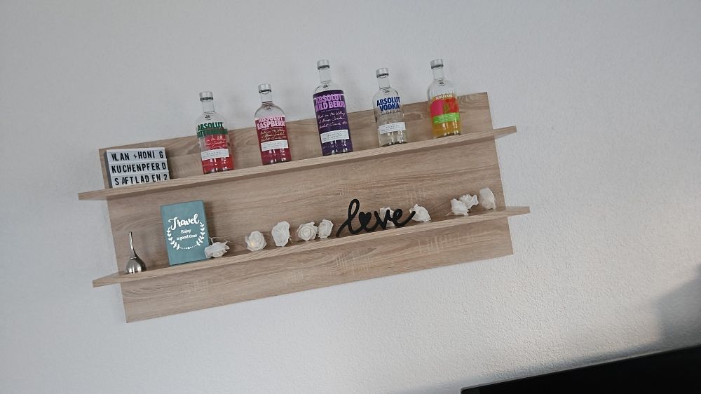 Regal mit 5 Flaschen Absolut Wodka in unterschiedlichen Geschmacksrichtungen.