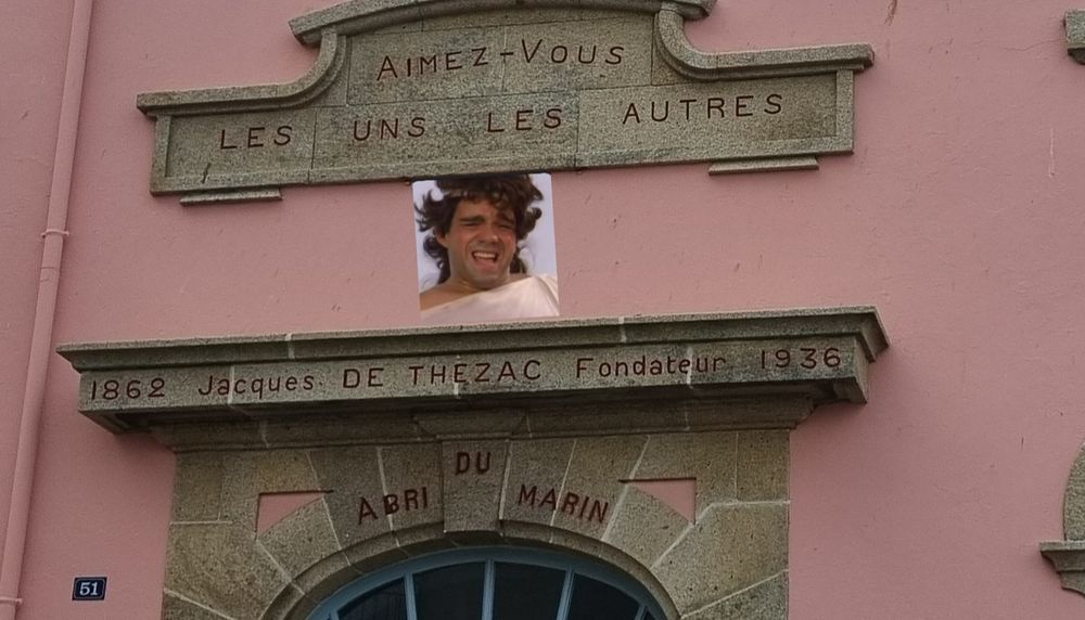 Photo de fronton "aimez vous les uns les autres"