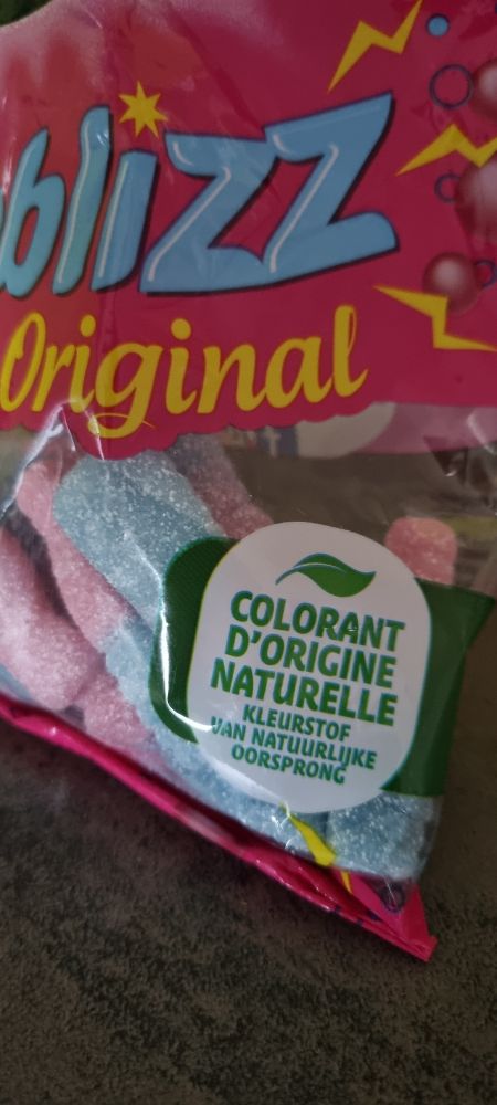 Paquet bonbons bubblizz bleu et rose. Mention: colorant d'origine naturelle