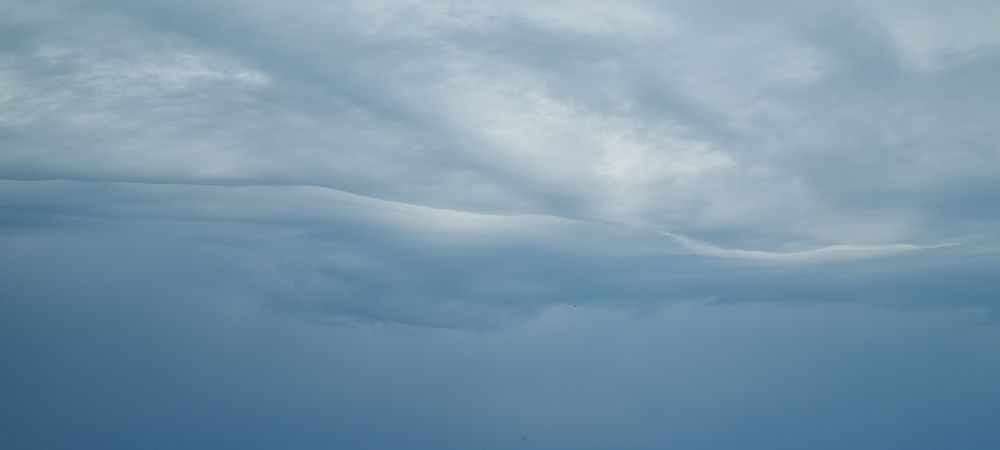 Photo de ciel.nyageux. impression de pli qui sépare 2 zones nuageuses différentes