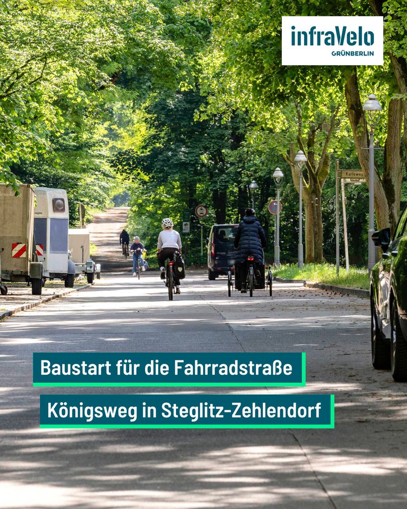 Foto einer Wohnstraße, parkende Autos rechts und links, Fahrradfahrer auf der Fahrbahn; Text auf Bild: Baustart für die Fahrradstraße Königsweg in Steglitz-Zehlendorf