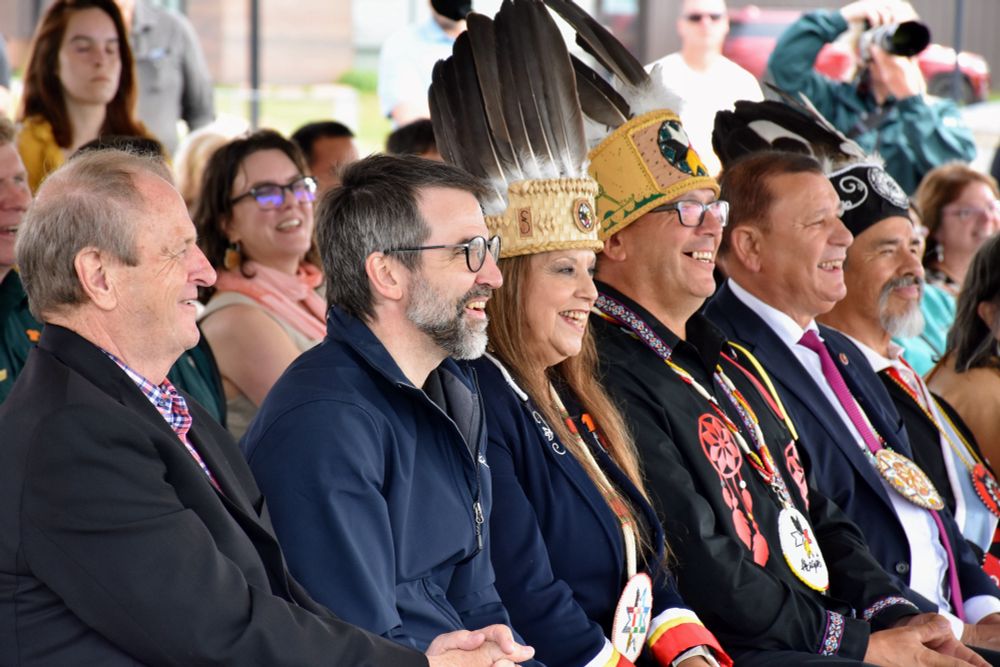 Le Ministre Guilbeault, des membres de la Nation Mi’kmaq et de la communauté de l’Île-du-Prince-Édouard souriant.