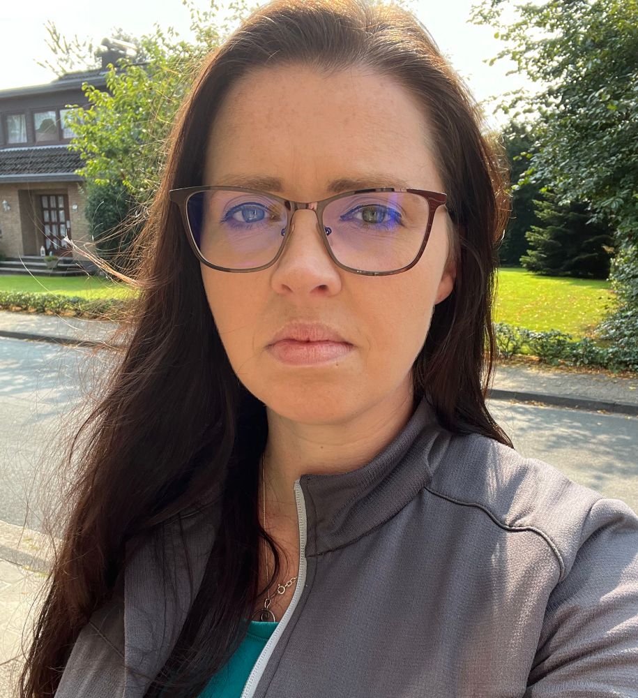 Selfie der gleichen Frau ca 1,5 Jahre später. Sie wirkt unglücklich und erschöpft