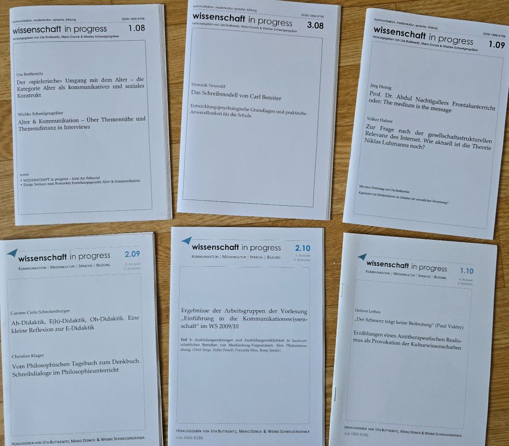 Kleine A5-Hefte auf dem Boden, mit diversen geisteswissenschaftlichen Themen