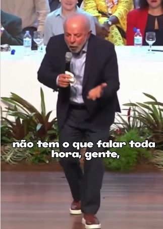 foto lula com microfone na mão e um ar indignado. na legenda se lê: não tem o que falar toda hora, gente.