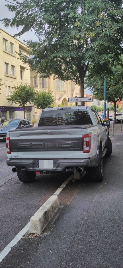 Ford Raptor qui dépasse d'environ 30% la largeur réglementaire de la place de stationnement