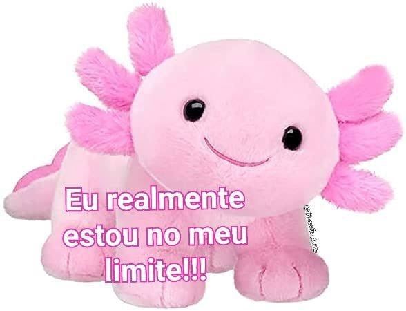 Ursinho de pelúcia rosa com olhinhos pretos e um sorriso com a frase eu realmente estou no meu limite. O urso tem várias orelhas eu não sei o que ele é, tipo um cachorro com 3 orelhas, sei la. 