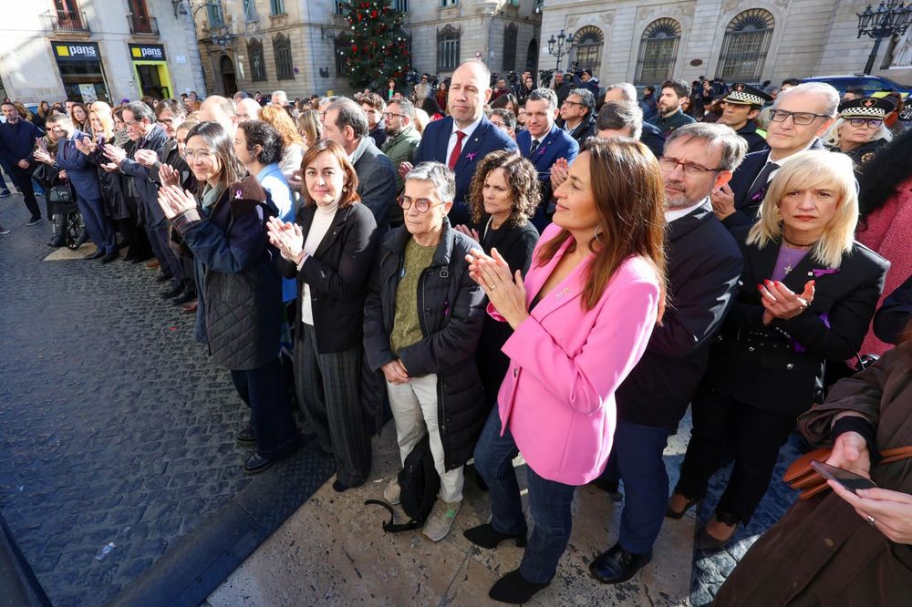 Acte del 25-N a la Plaça Sant Jaume.