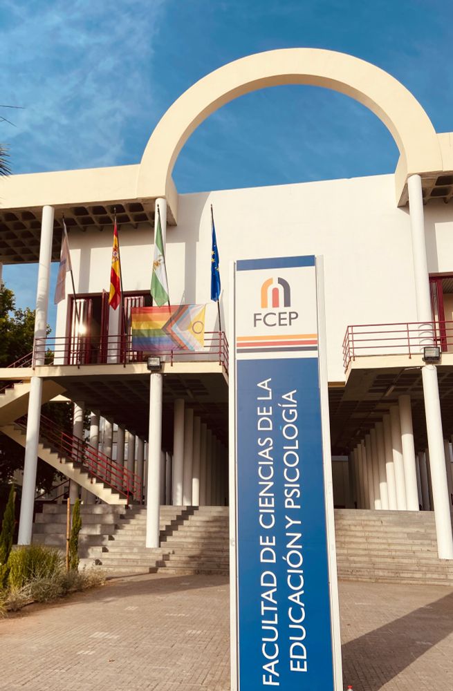 Bandera LGBTIQ+ en la fachada de la Facultad de Ciencias de la Educación y Psicología de la Universidad de Córdoba. 