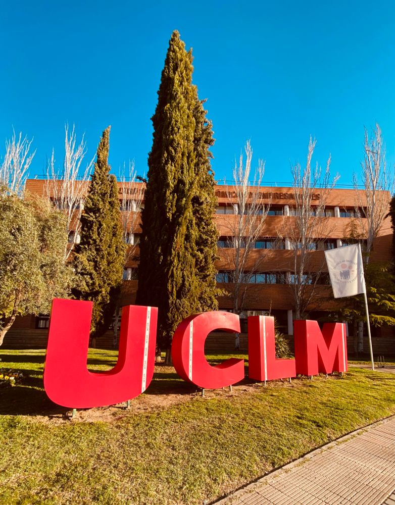 Logo de la UCLM en el campus de Albacete