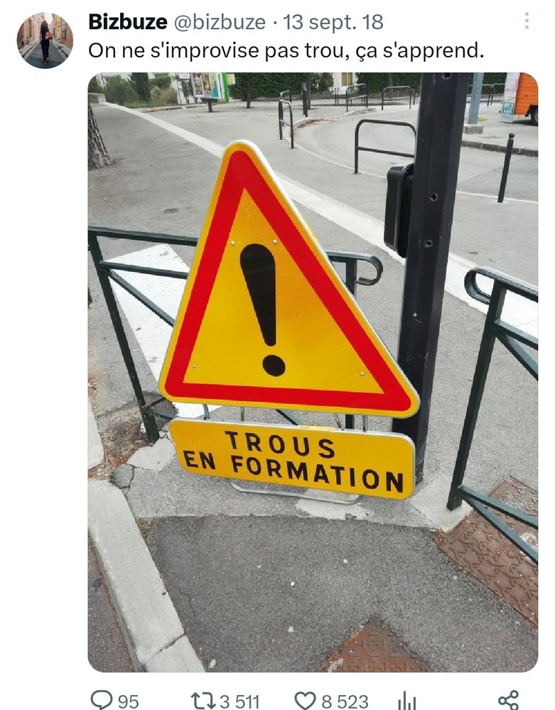 Tweet de bizbuze
Texte on ne s'improvise pas trou. Ça s'apprend.
Image: panneau de travaux avec écrit trou en formation
