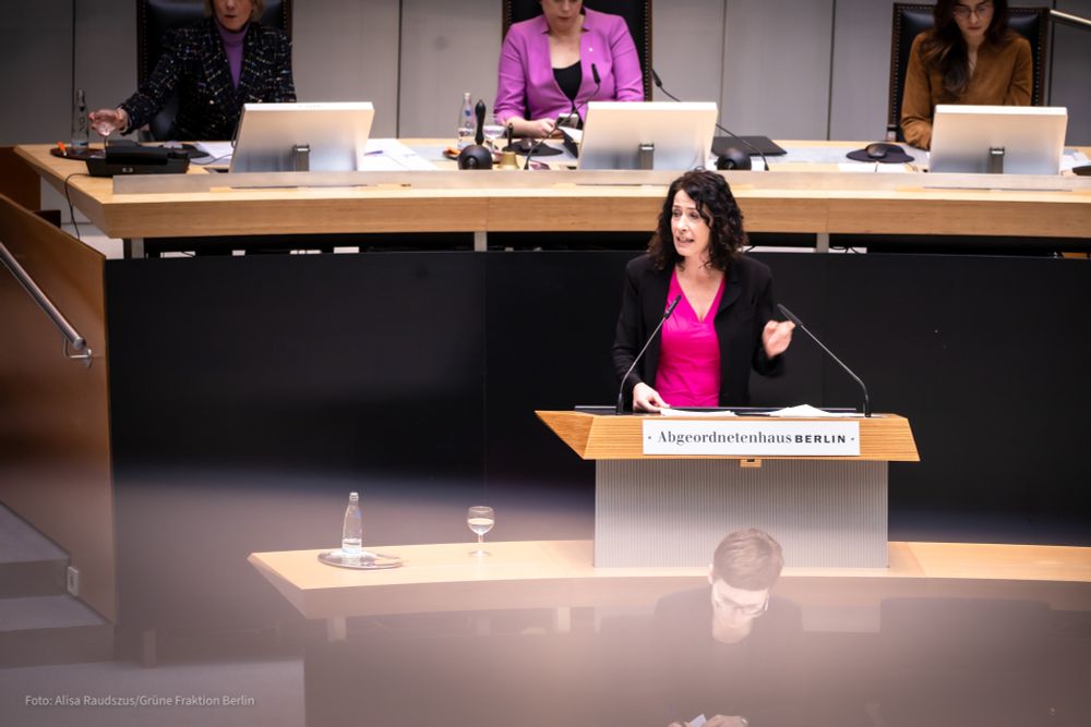 Grüne Fraktionsvorsitzende für Berlin Bettina Jarasch während ihrer Rede zum Doppelhaushalt im Plenum. Sie trägt ein pinkes Kleid und einen schwarzen Blazer.