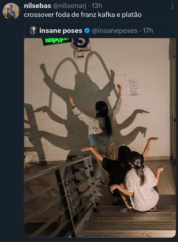 Crossover de Franz Kafka e Platão. 
Imagem de três meninas fazendo uma barata na parede com as sombras. 